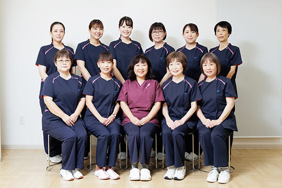 女性スタッフが対応